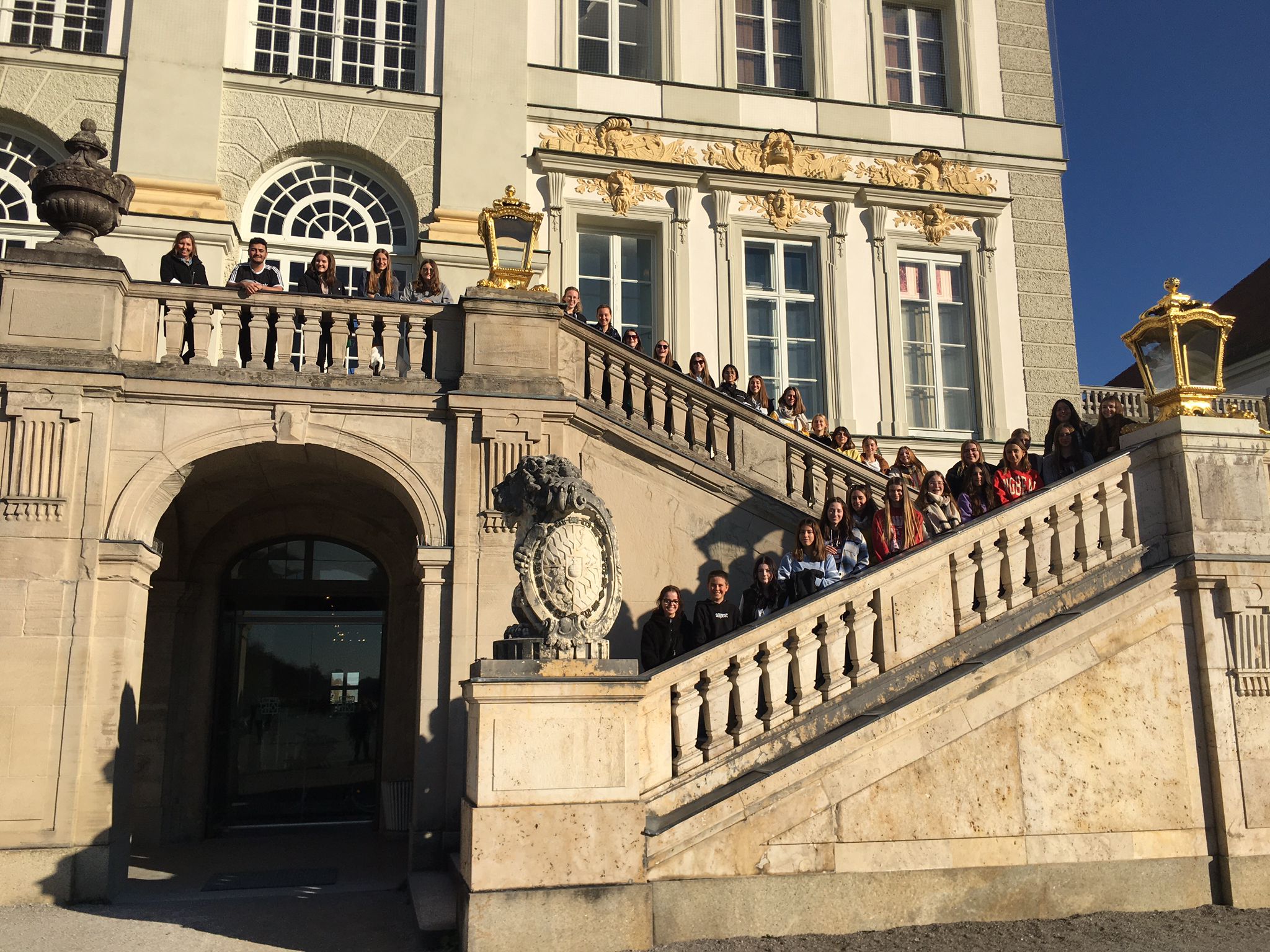 6 Gruppenfoto vor Schloss Nymphenburg.jpg